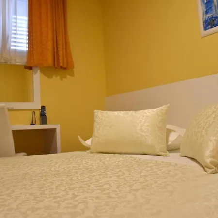 Room In Bb - Room For 2 Persons In Villa Riva 게스트하우스 *