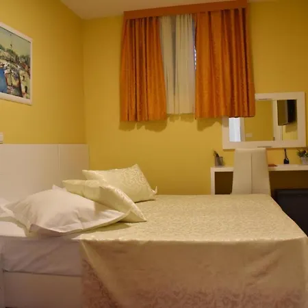 Room In Bb - Room For 2 Persons In Villa Riva 게스트하우스