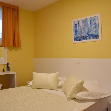 Room In Bb - Room For 2 Persons In Villa Riva 게스트하우스 *