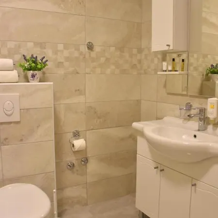 Room In Bb - Room For 2 Persons In Villa Riva 게스트하우스 마카르스카